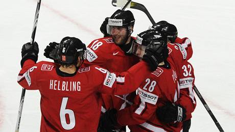 výcartí hokejisté se radují z gólu v utkání proti Kanad.