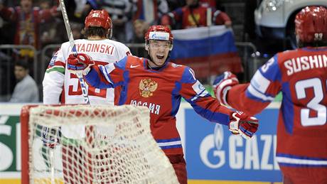 Ruský útočník Sergej Mozjakin slaví první gól v zápase proti Bělorusku.