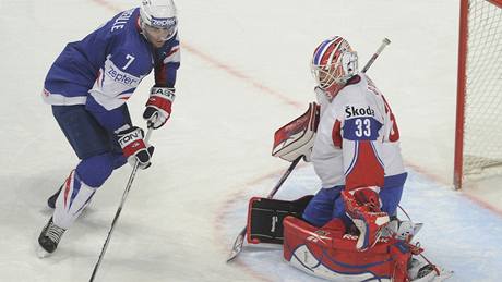 TVÁ�Í V TVÁ�. Francouzský úto�ník  Yorick Treille se sna�í p�ekonat norského branká�e Pala Grontese. 