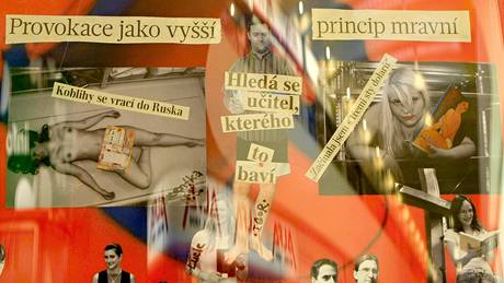 Brněnský knihkupec Michal Ženíšek ve výloze svého obchodu v Alfa pasáži vystavil tablo odhalených studentek