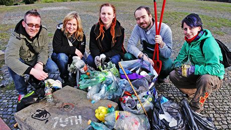 Guerilla gardening - "partyzántí zahradníci" sbírají odpadky a vysazují kvtiny na veejných místech