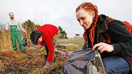 Guerilla gardening - "partyzántí zahradníci" sbírají odpadky a vysazují kvtiny na veejných místech