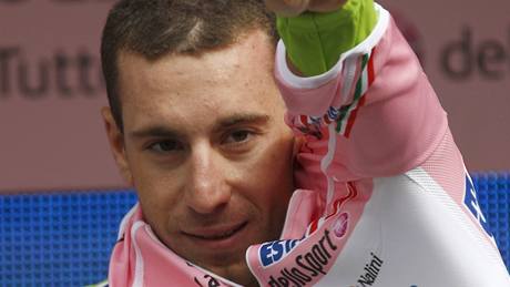 Italský cyklista Vincenzo Nibali získal na Giru r��ový dres lídra