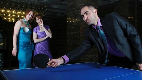 stolní tenista Petr Korbel pod dohledem reprezentaních kolegy Dany Hadaové (vlevo) a Ivety Vacenovské