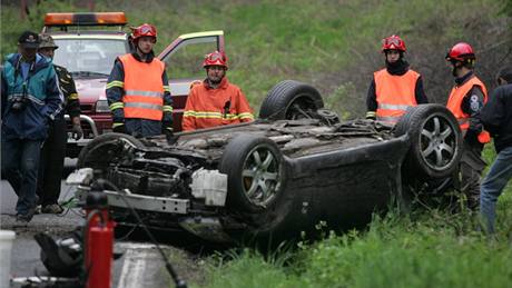 Pi automobilových závodech na Berounsku vlétl vz mezi diváky