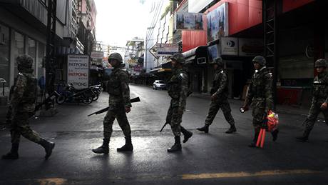 Situace v thajském Bangkoku pi stetech mezi bezpenostními slokami a protivládními demontranty (15. kvtna 2010)