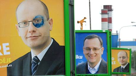 Na billboardech v Brn se objevil Bohuslav Sobotka s monoklem.