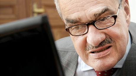 Pedseda TOP 09 Karel Schwarzenberg odpovídá tenám iDNES.cz pi on-line rozhovoru. (12. kvtna 2010)