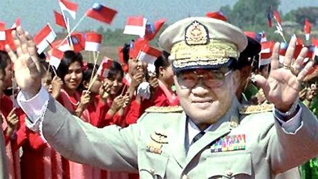 Barmský prezident generál Than Shwe.