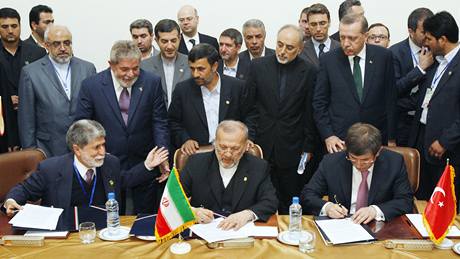 Brazilský éf diplomacie Celso Amorim (vlevo), íránský ministr zahranií Manouchehr Mottakí (uprosted) s tureckým protjkem Ahmetem Davutogluem pi podpisu smlouvy o výmn jaderného paliva. (17. kvtna 2010)