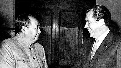 Pedseda komunistické strany v ín Mao Ce-tung a prezident USA Richard Nixon na svém jednání v únoru 1972.