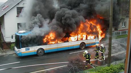 Hoící autobus, jak ho zachytil pohotový svdek