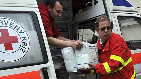 Oblastní spolek �eského �erveného k�í�e Hradec Králové shroma��uje materiální humanitární sbírku na pomoc lidem v oblastech posti�ených záplavami. (18. kv�tna 2010)