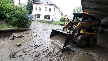 Úklid po záplavách ve Valaském Meziíí (18. kvtna 2010)