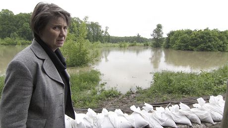 Ministryn� �ivotního úprost�edí Rut Bízková si prohlí�í zpevn�nou hráz na �ece Morav� u Hodonína (19. kv�tna 2010)