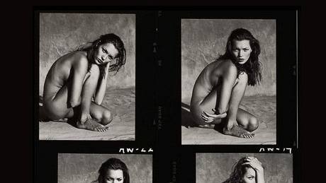 V roce 2010 se draily snímky nahé Kate Mossové. Vynesly v pepotu 900 tisíc