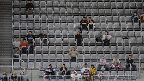 Prořídlé ochozy na stadionu v Mannheimu při utkání českých hokejistů s Norskem. 