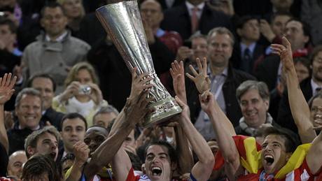 POHÁR JE NÁ�. Fotbalisté Atlétika Madrid s trofejí pro vít�ze Evropské ligy. 