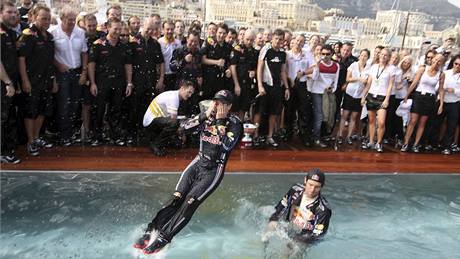 V BAZÉNU. Piloti Red Bullu Mark Webber (vpravo) a Sebestian Vettel oslavují double ve Velké cen Monaka skokem do vody.
