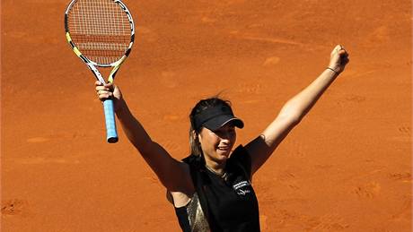 Francouzská tenistka Aravane Rezaiová se raduje z vítzství.