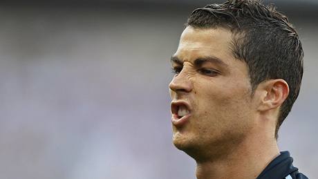 NEDA�Í SE. Tak Cristiano Ronaldo smutnil poté, co jeho Real Madrid p�i�el o titul. A s portugalskou reprezentací to není v poslední dob� jiné.