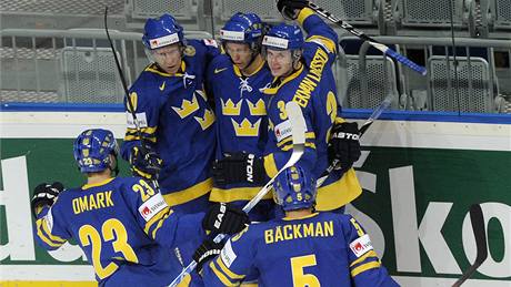 RADOST. Hokejisté Švédska se radují z gólu.