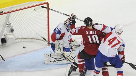 Marc Staal (v erveném) sleduje, jak padá první gól Kanady v zápase s Norskem.