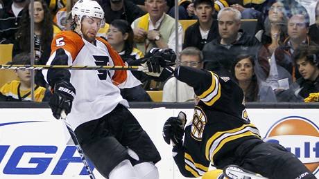 Luká� Krají�ek z Philadelphie (vlevo) v souboji s bostonským  Blakem Wheelerem.  