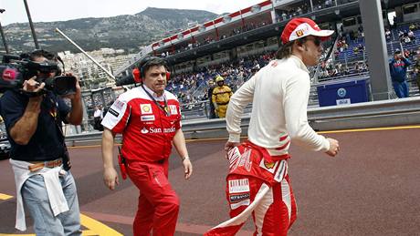 Fernando Alonso kvapem opoutí svj zdemolovaný vz.
