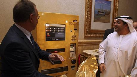 Automat na zlato v hotelu Palce v Abú zabí.