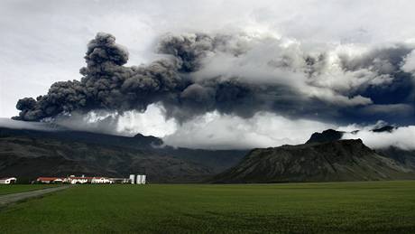 Prach nad islandským vulkánem Eyjafjallajökull