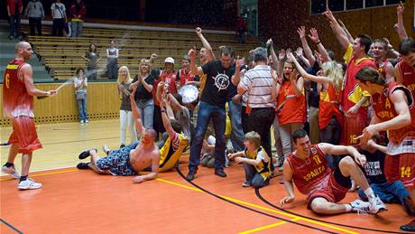 Basketbalisté BA Sparta slaví s fanouky triumf v první lize. Vlevo se ampaským Jakub Skála