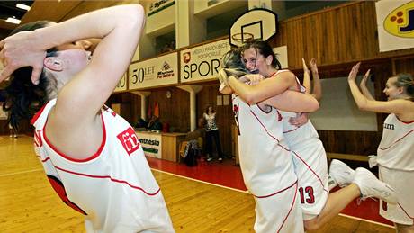Basketbalistky Pardubic slaví vítzství v první lize a postup do nejvyí soute.