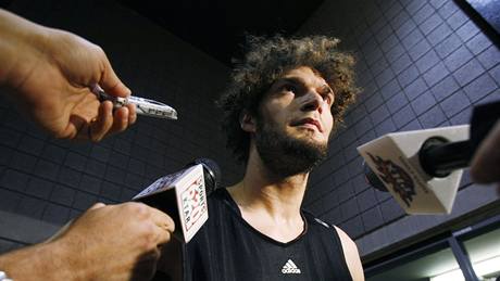 Robin Lopez z Phoenixu Suns na tréninku ped startem konferenního finále s LA Lakers