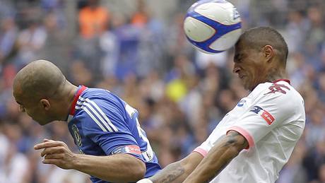 Kevin Prince Boateng (vpravo) z Portmouthu vyhrál hlavi�kový souboj nad Alexem z Chelsea