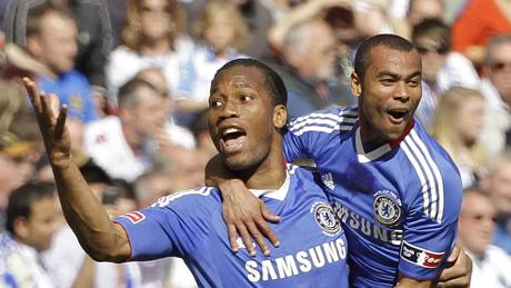 Didier Drogba (vlevo) a Ashley Cole z Chelsea slaví gól do sít Portsmouthu ve finále Anglického poháru