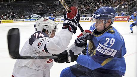 T. J. Oshie z USA a Alexej Vasilenko z Kazachstánu se stetli u mantinelu