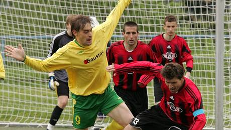 Milan Barteska ze Sezimova Ústí padá po kontaktu se Zby�kem Vondrá�kem (vlevo) z Karlových Var�