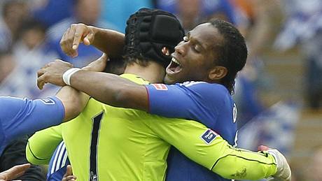 Didier Drogba (vpravo) a Petr ech z Chelsea slav vhru ve finle Anglickho pohru