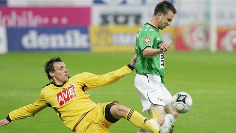 Petr �íma (vlevo) z �eských Bud�jovic fauluje Petra Zábojníka z Jablonce