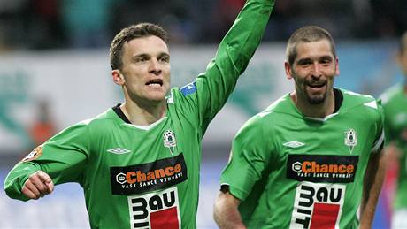 David Lafata (vlevo) a Petr Pavlík z Jablonce slaví gól v duelu s eskými Budjovicemi