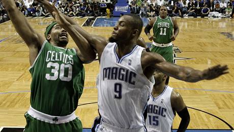 Rasheed Wallace (vlevo) z Bostonu Celtics zakonuje pes Rasharda Lewise z Orlanda Magic