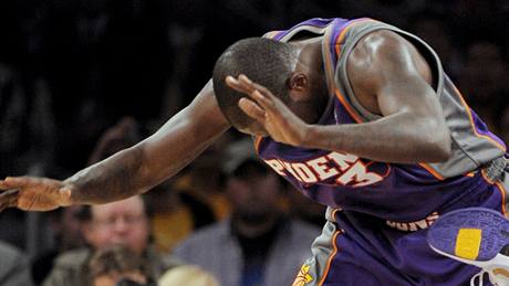 Jason Richardson (nahoe ) z Phoenixu Suns a leící Kobe Bryant z LA Lakers bojují o mí