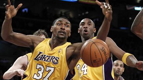 Ron Artest (vlevo) a Kobe Bryant z LA Lakers v duelu s Phoenixem Suns