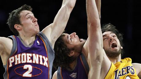 Herec David Arquette (ve fialové koili) se pokusil zpacifikovat fanouka, který pronikal na palubovku bhem basketbalového zápasu LA Lakers a Phoenix Suns.