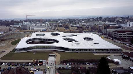 Rolex Learning Center v Lausanne od ateliéru Sanaa vypadá jako ementál