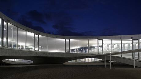 Rolex Learning Center v Lausanne od ateliéru Sanaa vypadá jako ementál