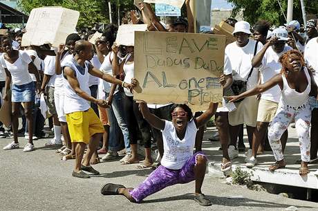 Obyvatel Kingstonu protestuj proti vydn narkobarona Christophera "Duduse" Cokea do USA