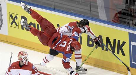 PADÁ HVĚZDA. Ruský útočník Alexandr Ovečkin padá po souboji s kanadským Brentem Burnsem.