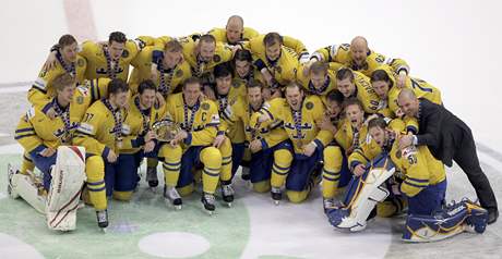 BRONZ. Hokejisté Švédska slaví bronzové medaile po výhře nad Něměckem.